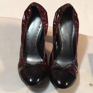 BCBG Black/burgundy pumps